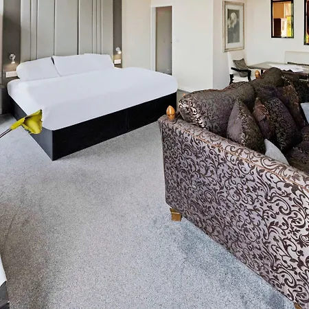 Oyo The Baltimore Hotel